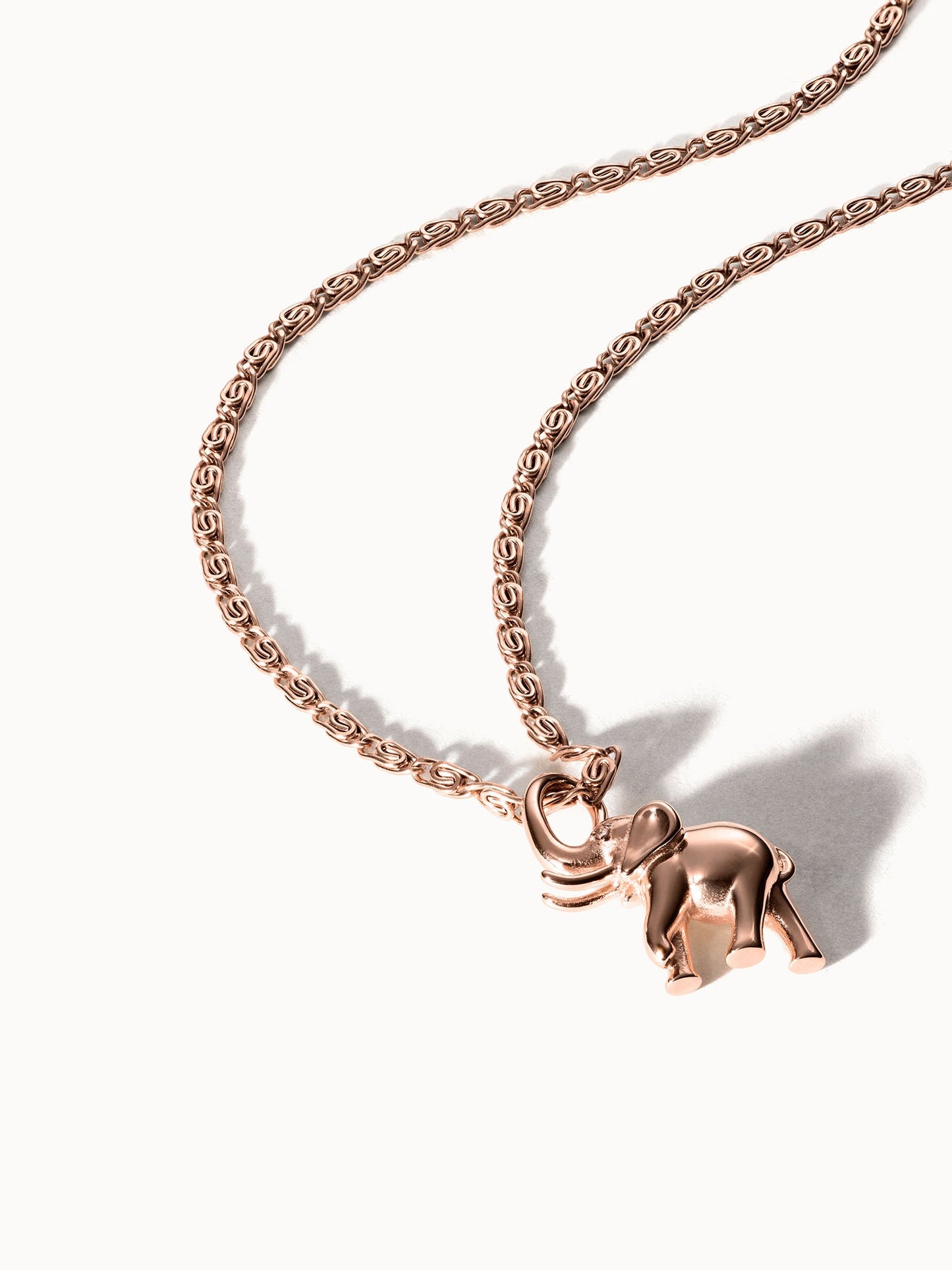 Flowing Strength Elefant Charm
