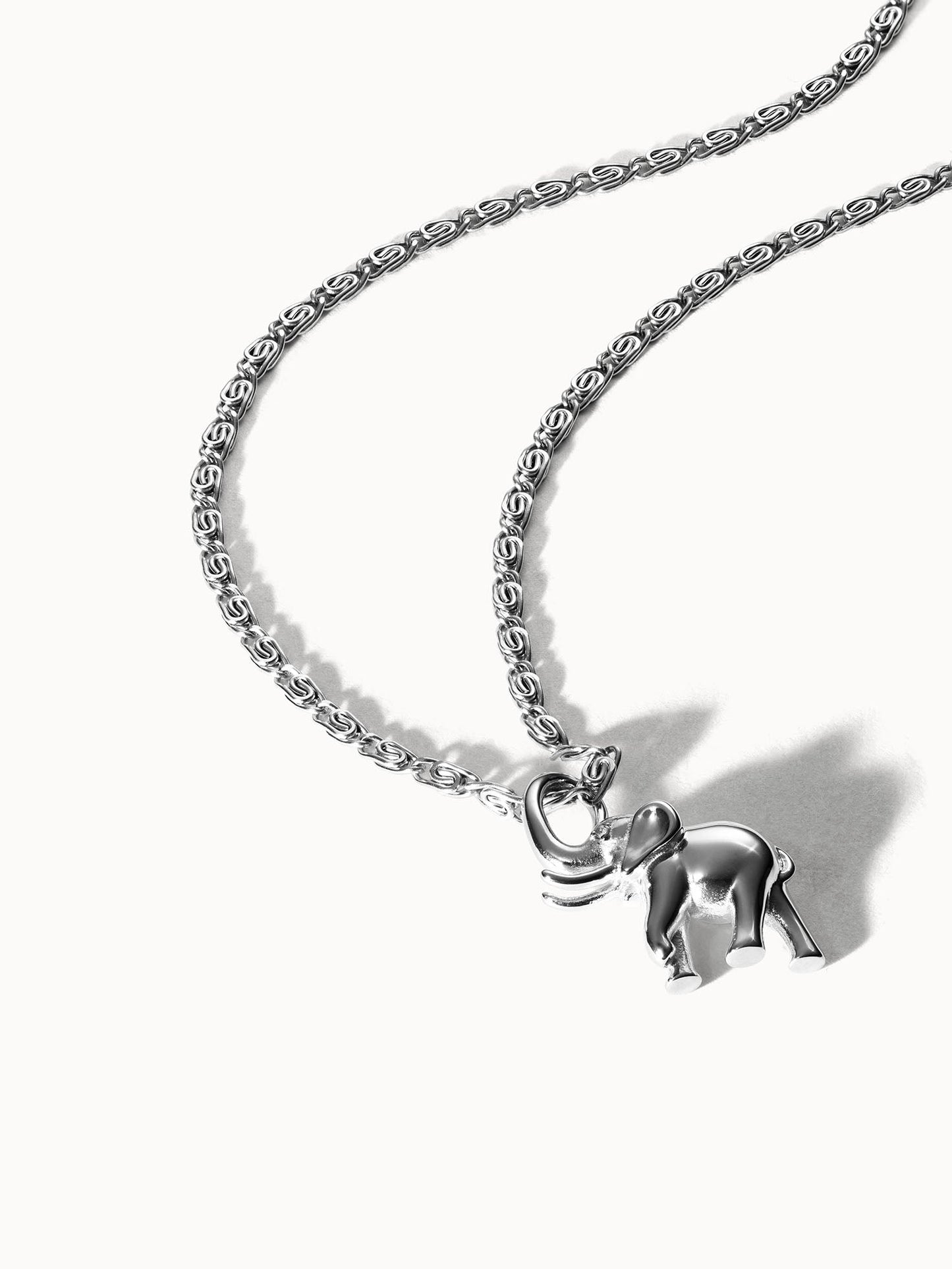 Flowing Strength Elefant Charm