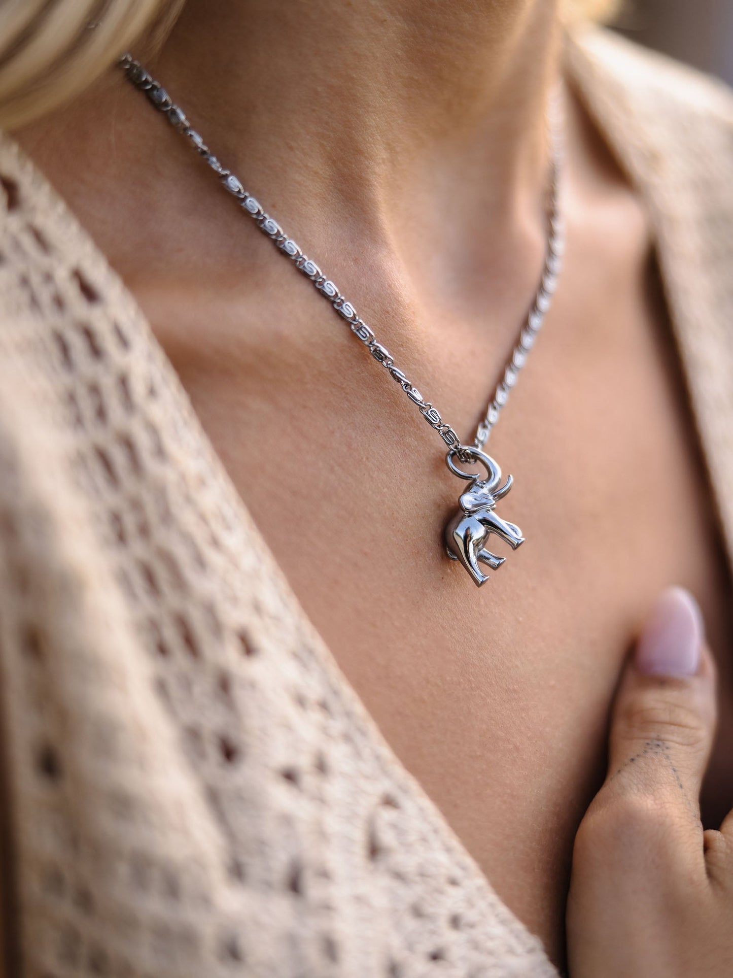 Flowing Strength Elefant Charm