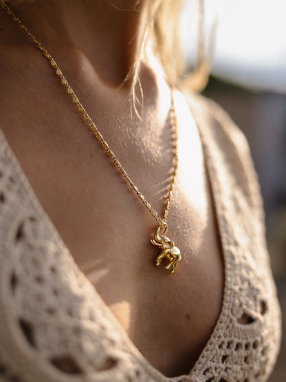 Flowing Strength Elefant Charm