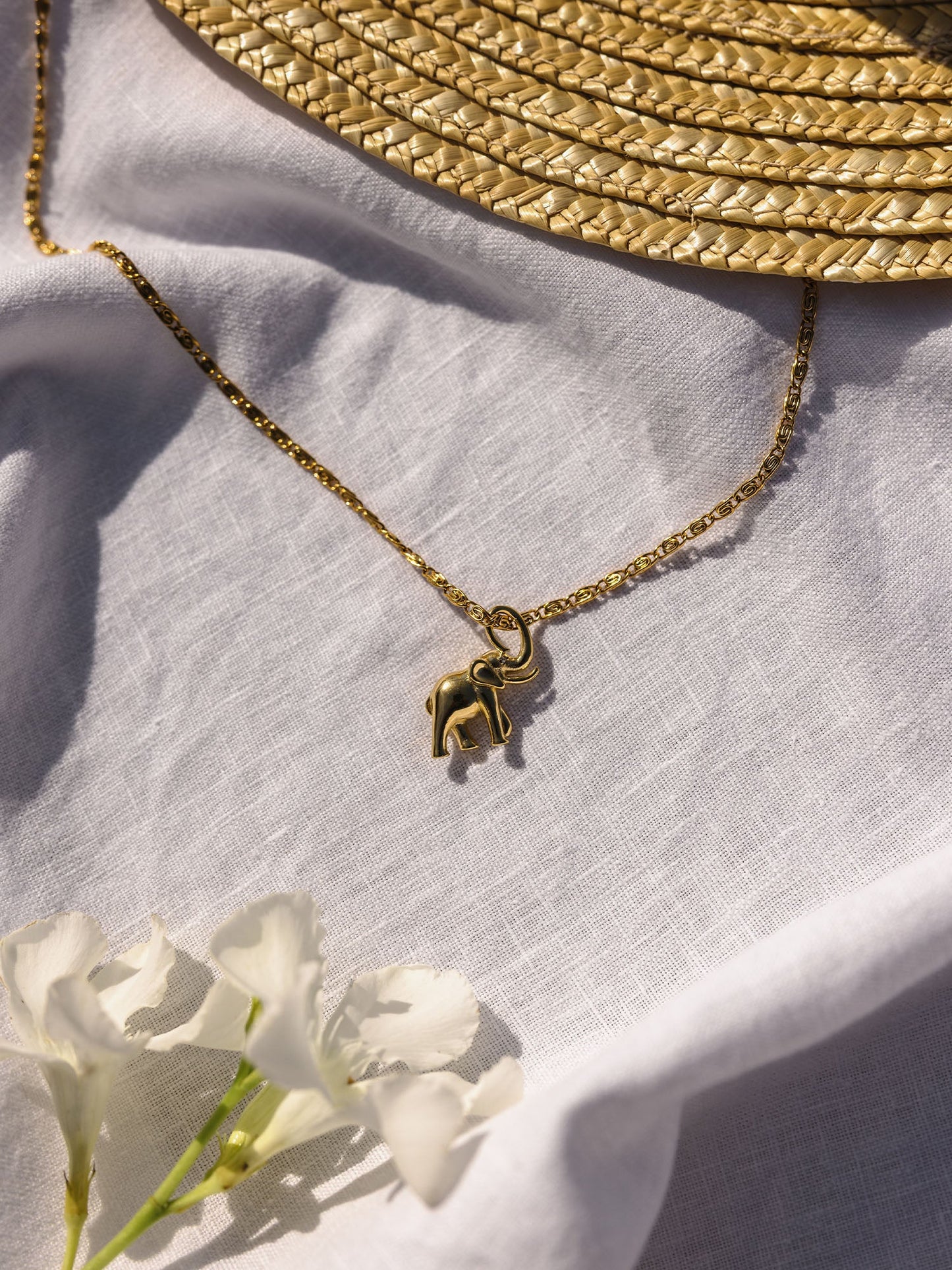 Flowing Strength Elefant Charm